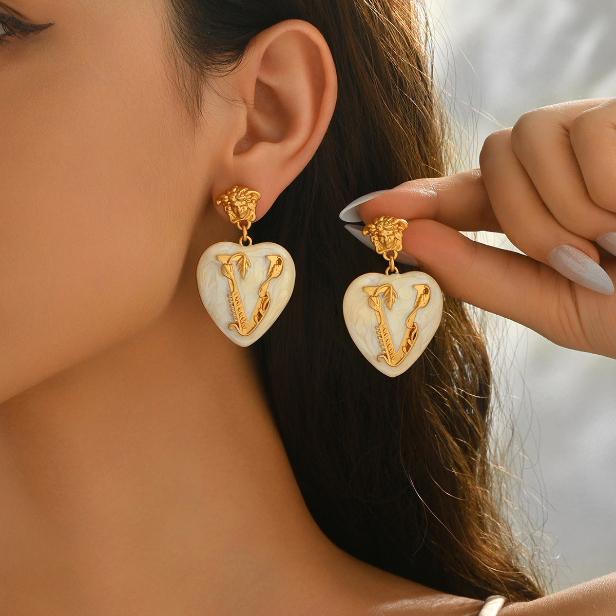 Pendientes de tuerca minimalistas de aleación de zinc esmaltada con forma de corazón para mujer con postes de acero inoxidable