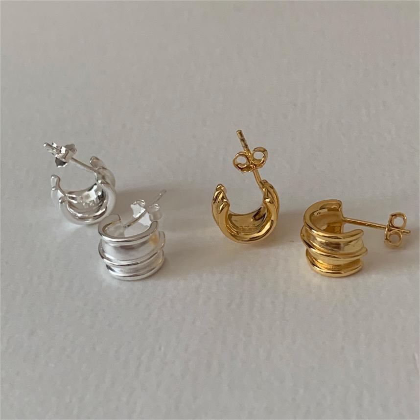 Minimalist Curved Ear Studs in 925 Sterling Silver with Asymmetrical Dual-Ring Design