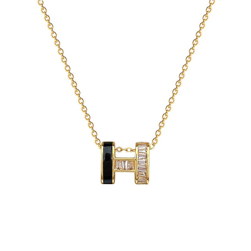 Collana con Ciondolo a Lettera Minimalista in Acciaio al Titanio con Finitura Smaltata e Intarsio di Strass per Donna e Uomo