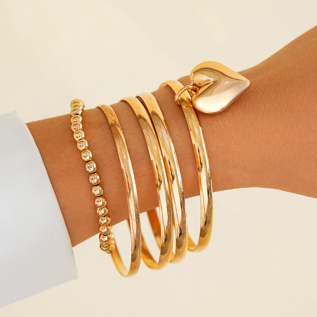 Set di bracciali con ciondolo a forma di cuore minimalista e perline di metallo placcato, per essere indossati in modo impilabile