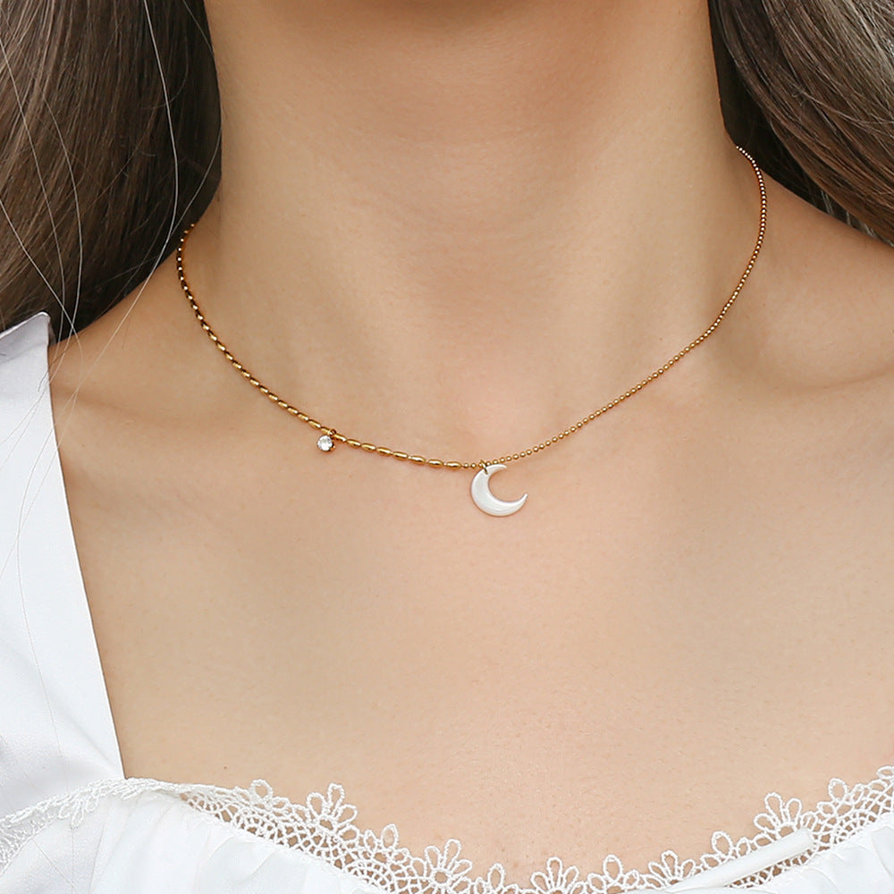 Collana con ciondolo asimmetrico a forma di luna in acciaio inossidabile alla moda con design geometrico e finitura placcata per donna