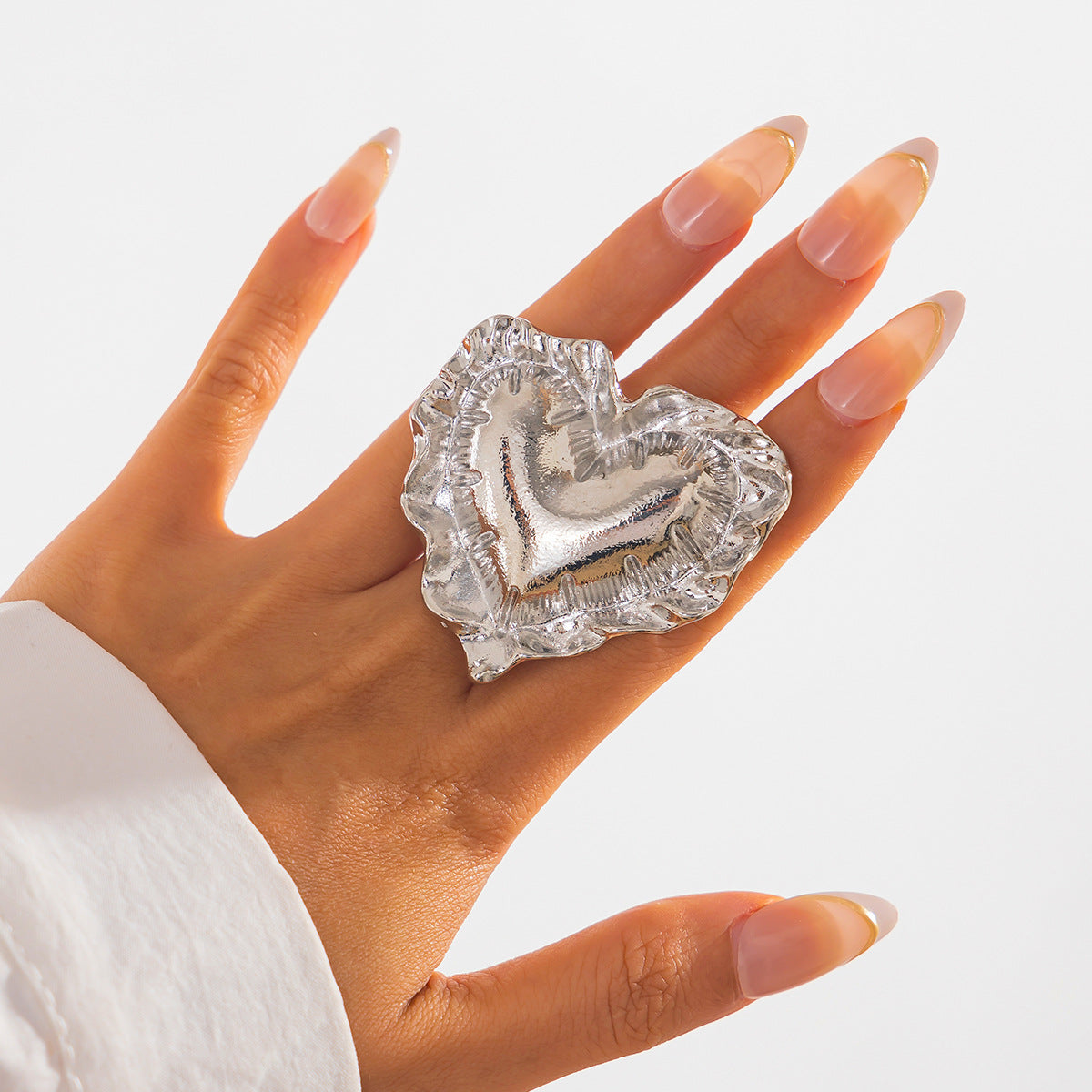 Anillo de aleación con forma de corazón texturizado estilo punk para mujer con acabado martillado y superficie galvanizada