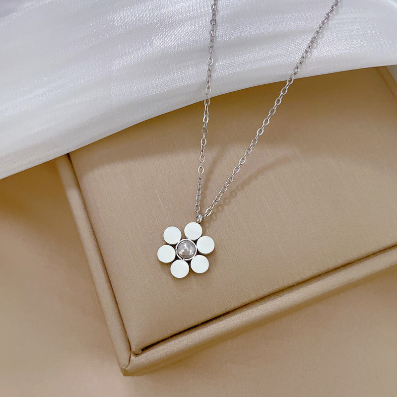 Collar minimalista de acero de titanio con colgante de flor de seis pétalos para mujer con acabado chapado en oro y cadena de bolas redondas