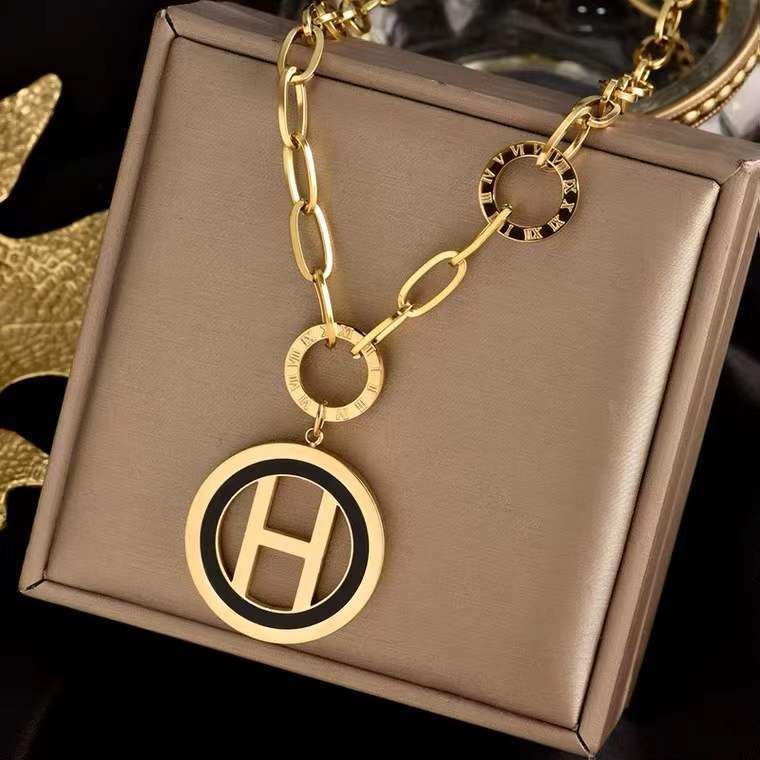 Collana con ciondolo a lettera geometrica in stile minimalista di lusso in acciaio al titanio placcato oro da donna