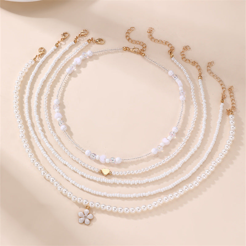 Collar Minimalista de Corazón de Concha Marina y Perla para Niñas con Dije de Resina y Acabado Pulido en Cadena de Cuentas
