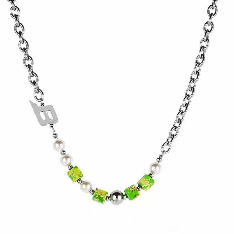 Collana Minimalista Geometrica in Acciaio al Titanio con Finitura Lucida per Uomo e Donna, Catenina Unisex con Ciondolo a Lettera