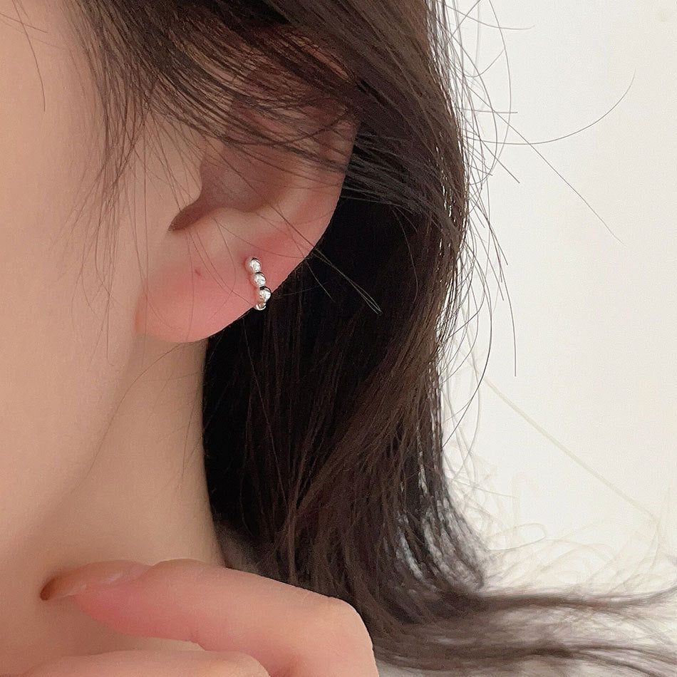 Pendientes de tuerca geométricos minimalistas con letras en plata de ley 925 con baño de oro