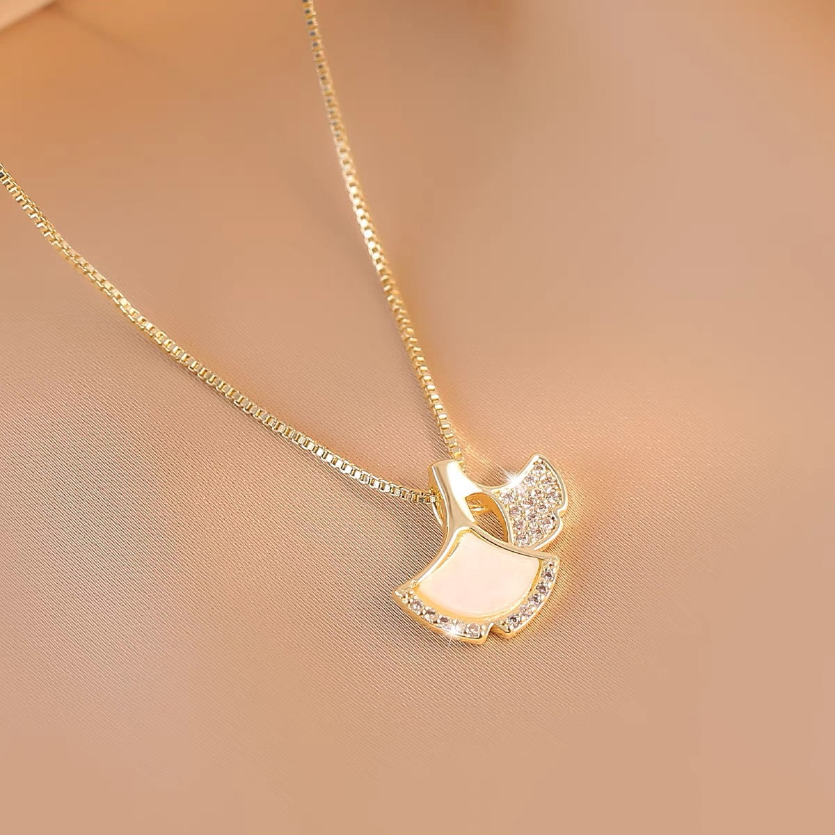 Collar con colgante de hoja de ginkgo minimalista para mujer, de acero de titanio con baño de oro, en cadena O