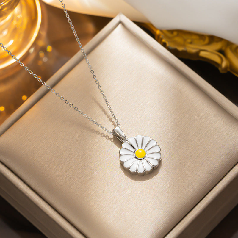 Collar con Colgante Minimalista de Acero de Titanio en Forma de Corazón con Dijes de Mariposa y Espacio para Grabar, Estilo Locket de Cadena Tipo O para Mujer