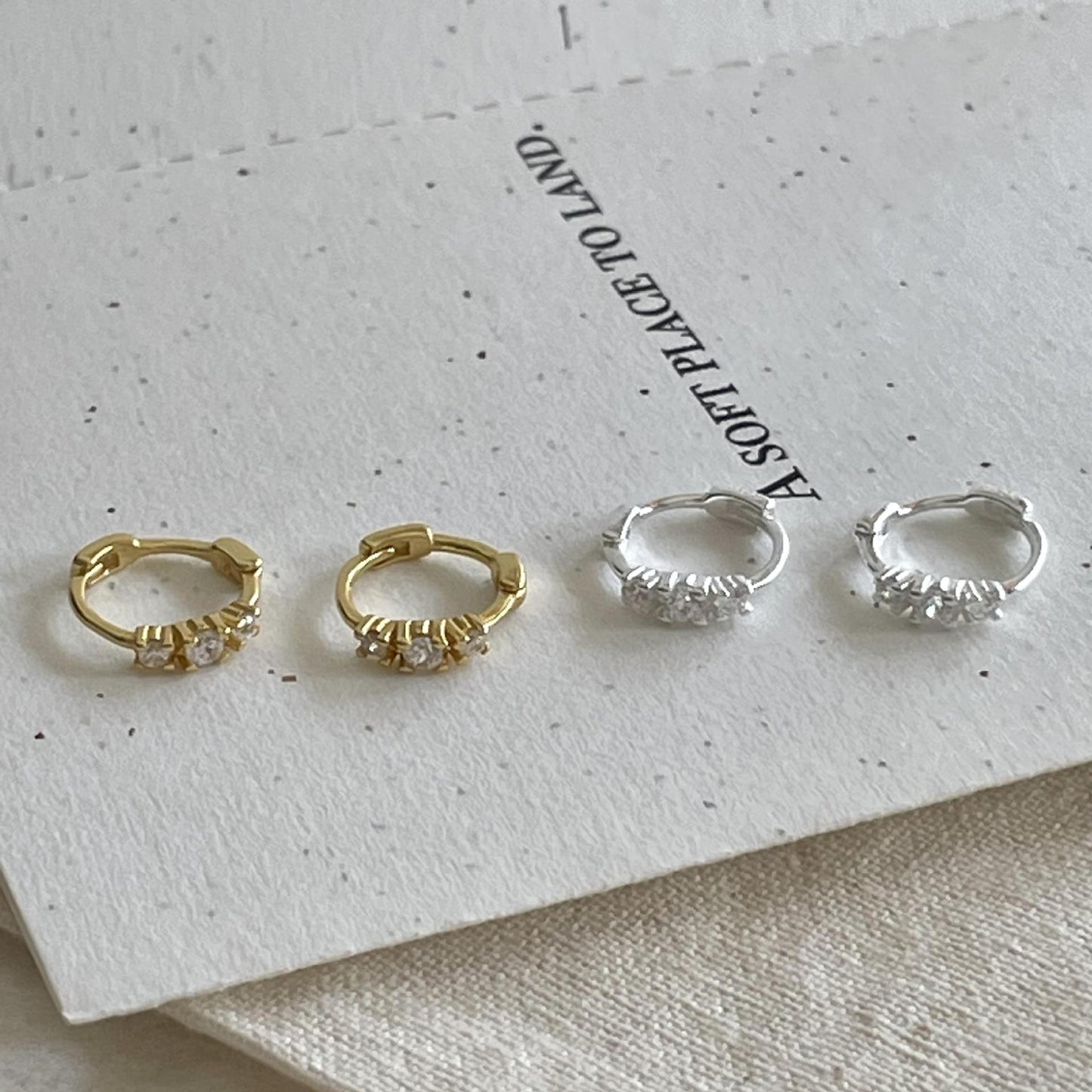 Pendientes de botón minimalistas con forma de corazón de plata de ley 925 con circonitas pavé, hipoalergénicos