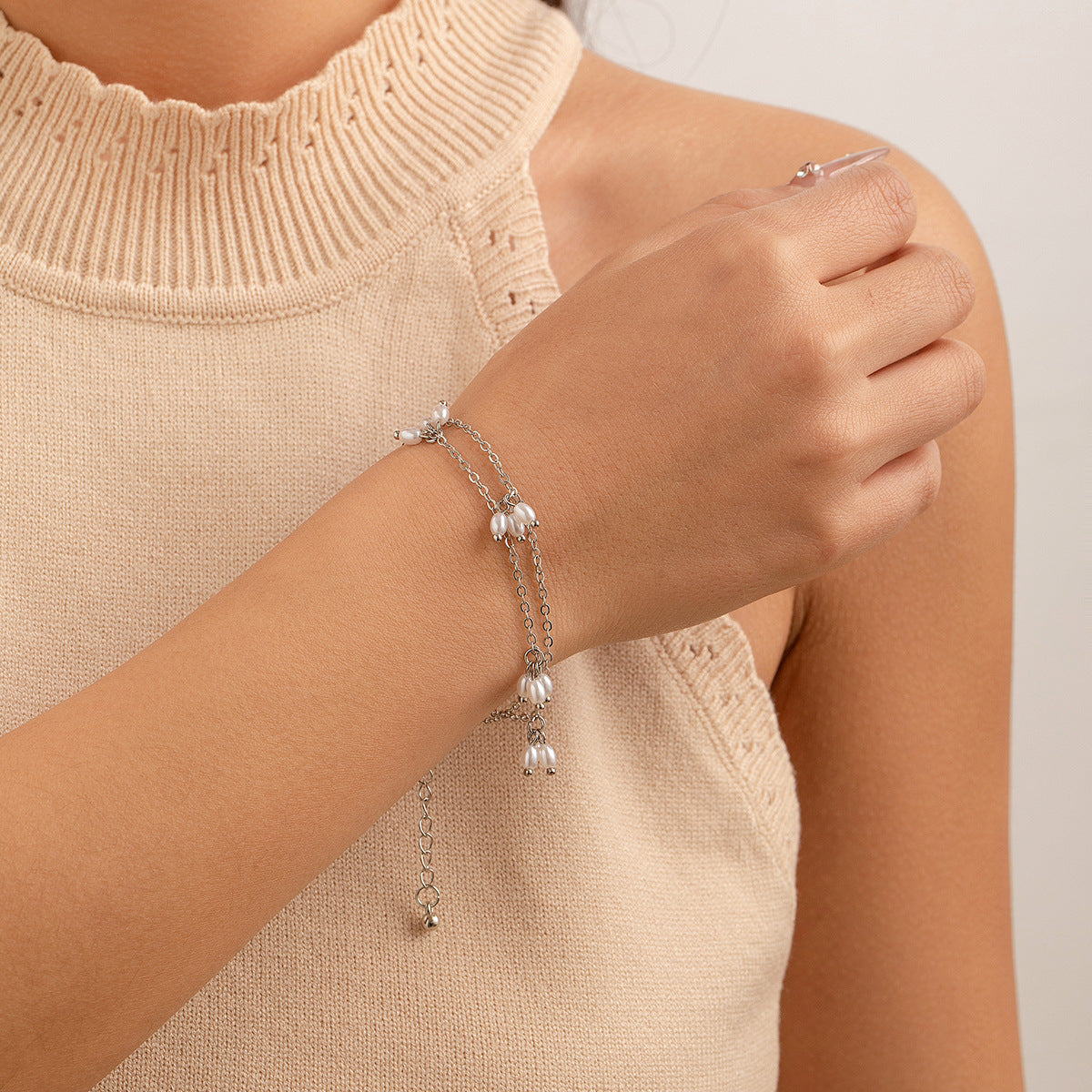 Collana a fascia posteriore in stile perla con nappe color freddo minimalista con ciondolo geometrico e finitura placcata per donne