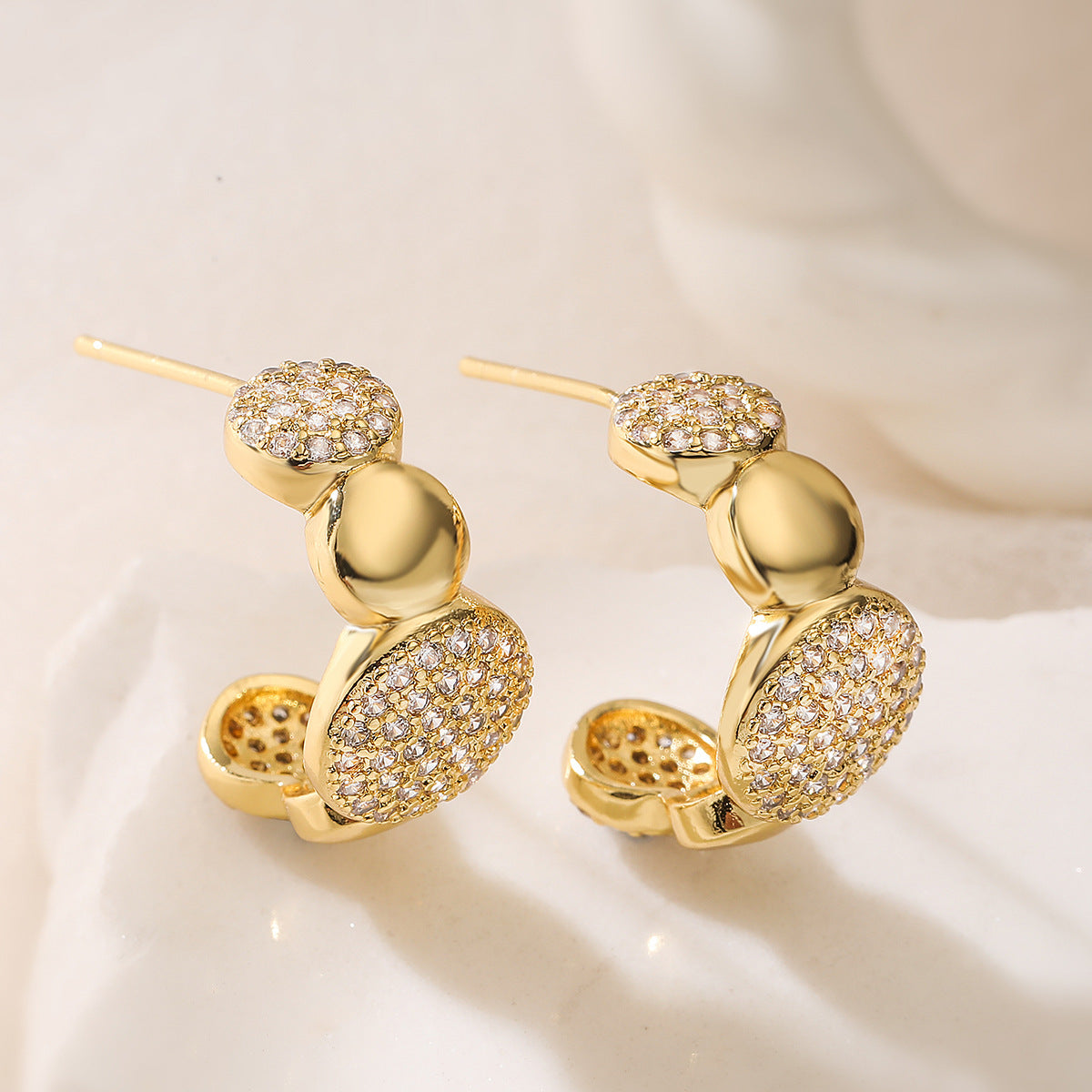 Orecchini geometrici minimalisti a C in zirconia per donna in rame con incastonatura micro-pavé