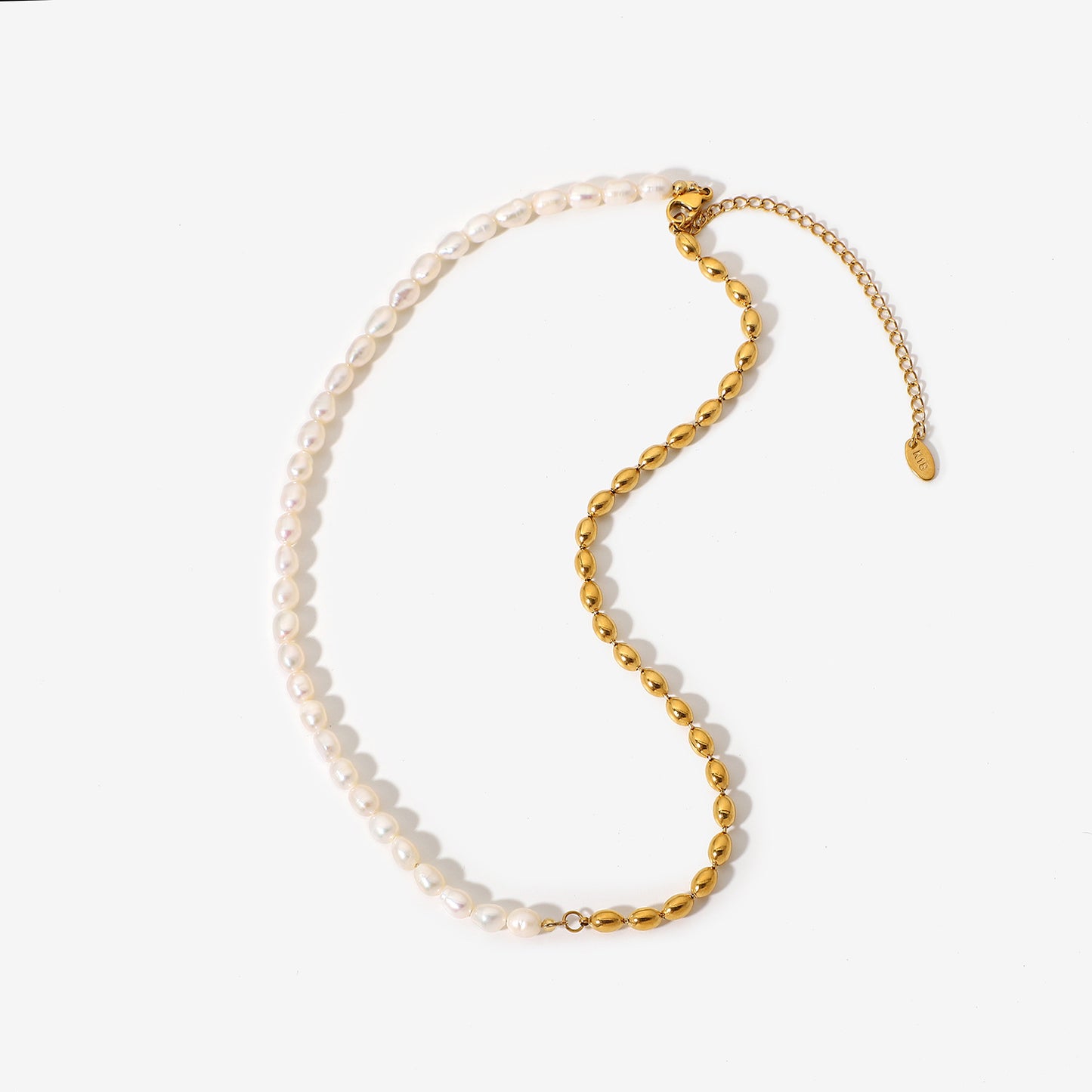 Collana Corta Minimalista in Acciaio Inossidabile con Ciondolo a Mezza Perla d'Acqua Dolce e Mezza Sfera Placcata Oro 18K, con Motivi a Nappa, Nota Musicale e Stella.