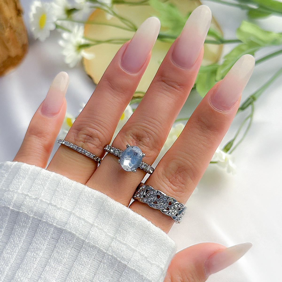 Anello vintage da donna in lega con forma a goccia d'acqua, intarsiato con strass pavé e design a catena asimmetrica