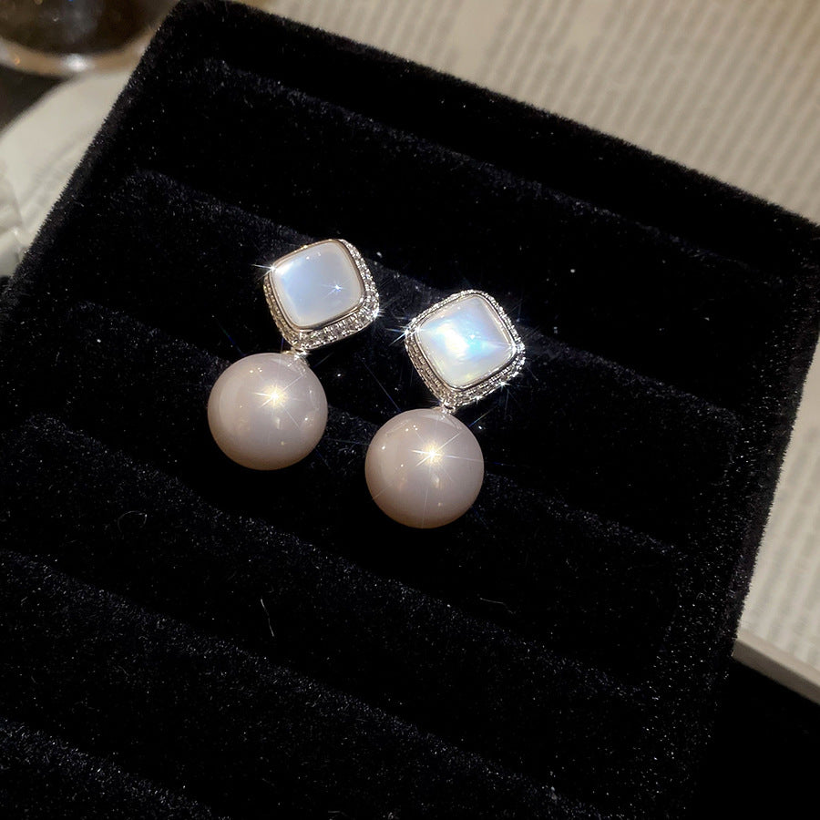 Orecchini a perno con perla floreale vintage ed elegante con intarsio in zirconi per donna