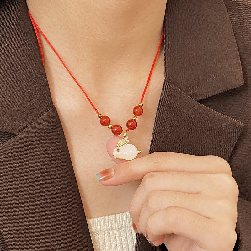 Collana Minimalista con Ciondolo Coniglio in Acciaio al Titanio con Cordino Intrecciato Rosso per Regalo Anno Portafortuna
