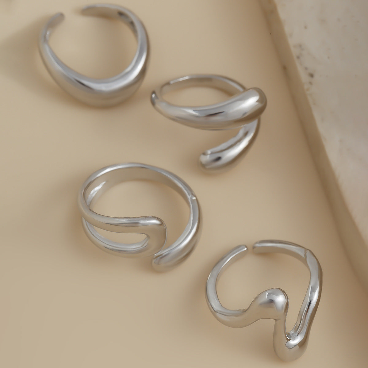 Anello Aperto Regolabile in Lega Placcata con Motivo Geometrico Liquido Lava da Donna