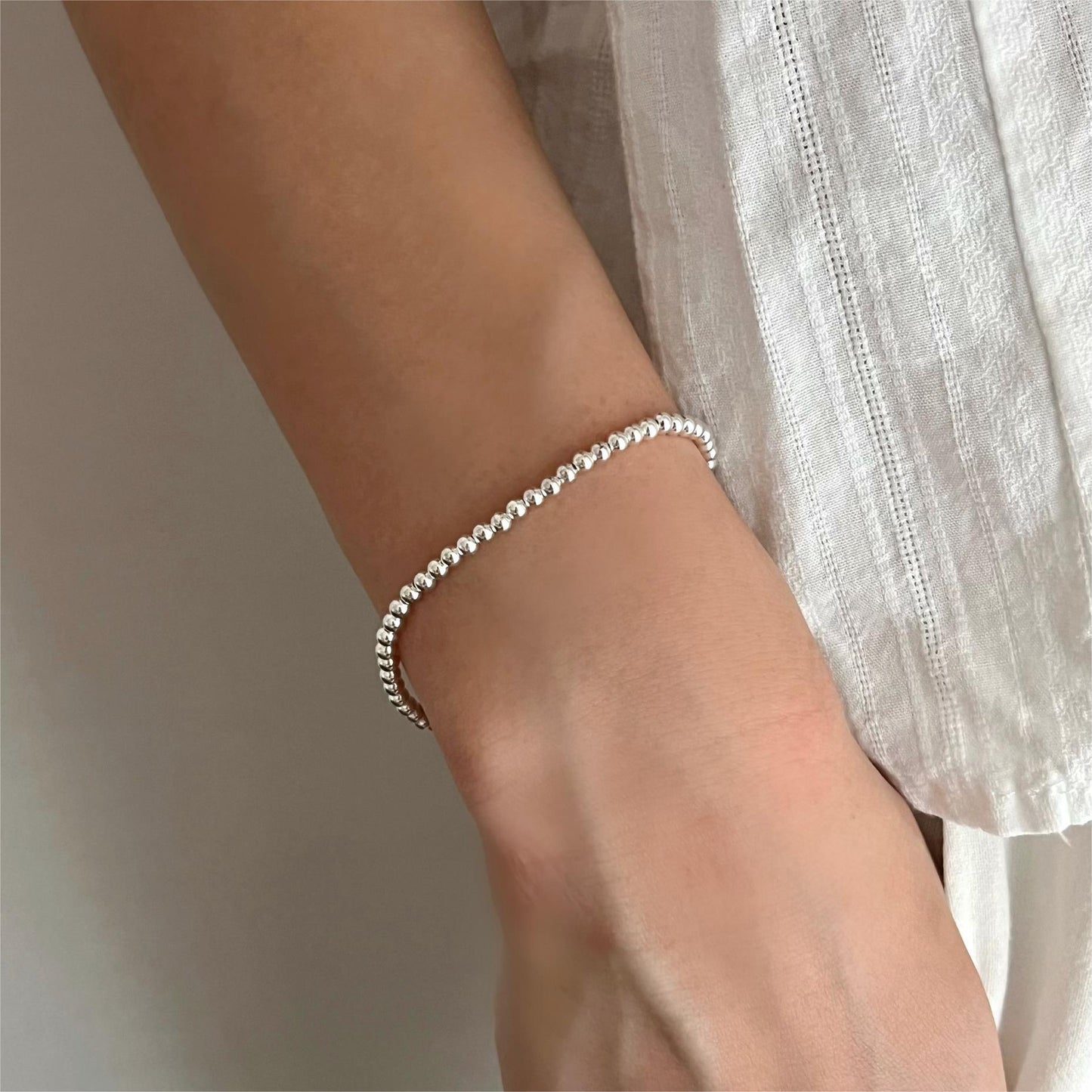 Pulsera Minimalista de Cuentas Redondas Geométricas en Plata de Ley 925 con Baño de Rodio