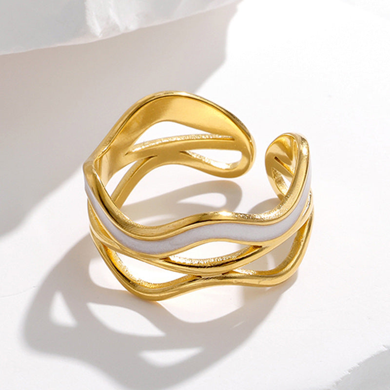 Anello Minimalista Regolabile a Onda in Acciaio al Titanio da Donna con Finitura Elettroplaccata e Motivo a Linee Geometriche