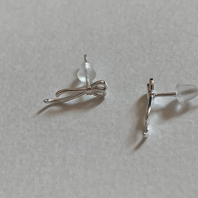 Pendientes minimalistas de lazo chapados en plata de ley 925