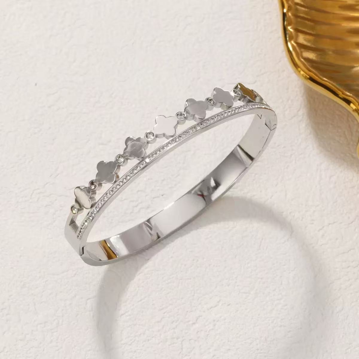 Bracciale Minimalista in Acciaio Inossidabile da Donna con Placcatura in Acciaio al Titanio e Intarsio di Strass a Forma Geometrica Ovale