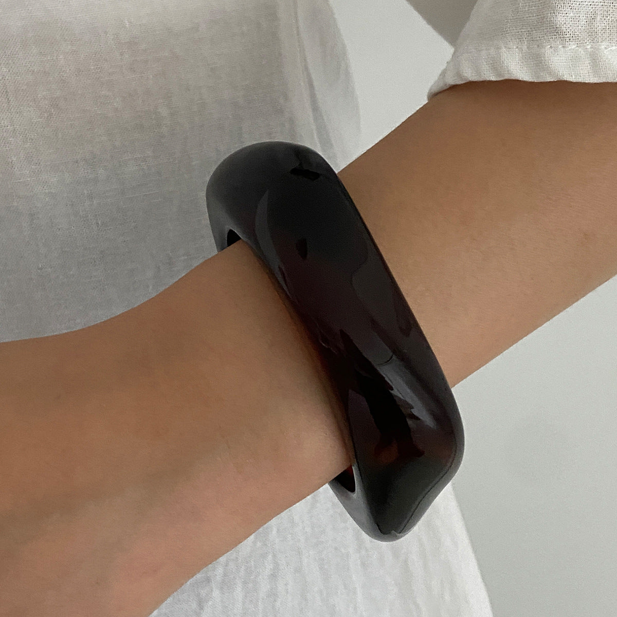 Bracciale rigido a fascia in metallo lucido geometrico minimalista con finitura marmorizzata colorata da donna