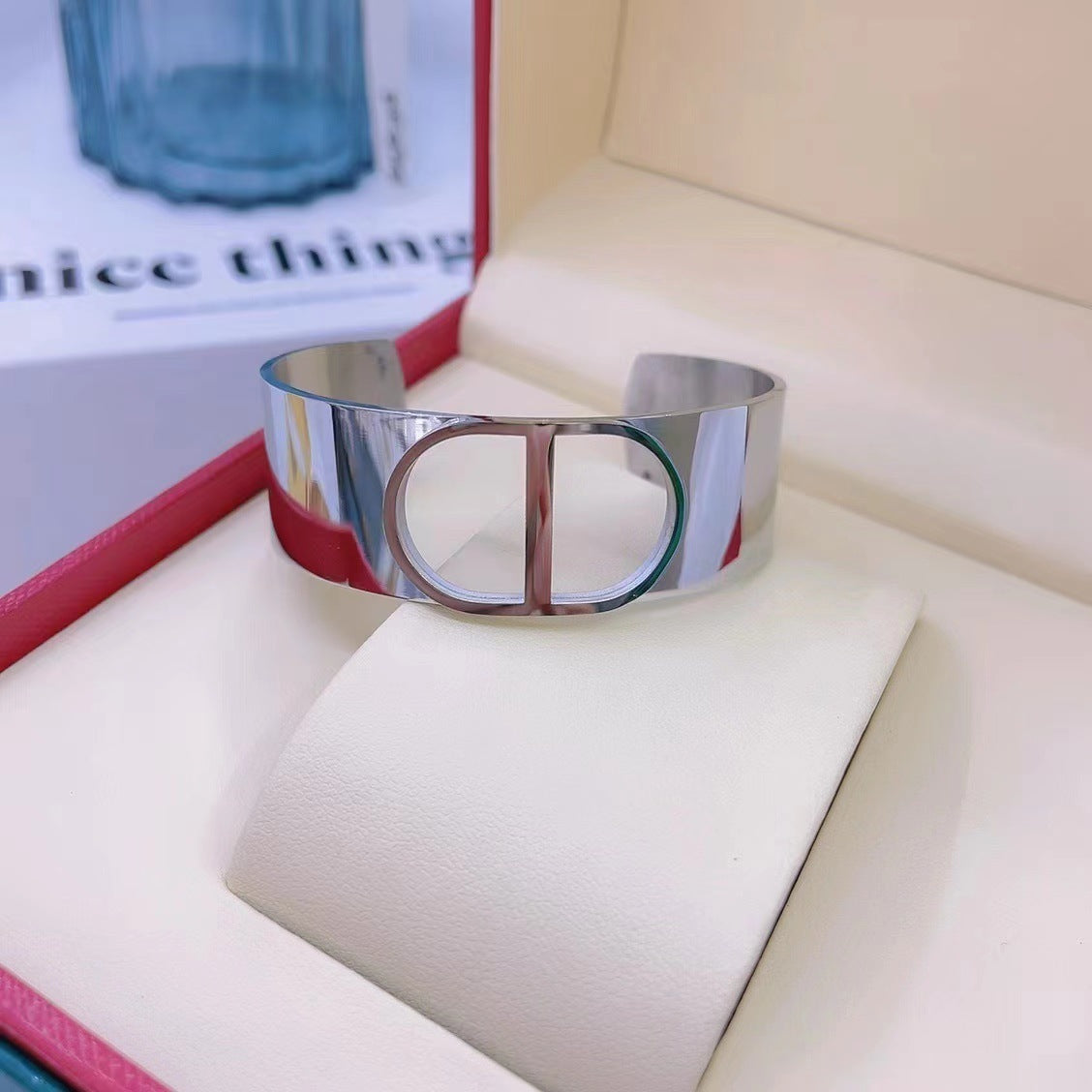 Bracciale alla moda a C in acciaio al titanio, placcato oro 18K, ipoallergenico e resistente all'ossidazione per l'uso quotidiano