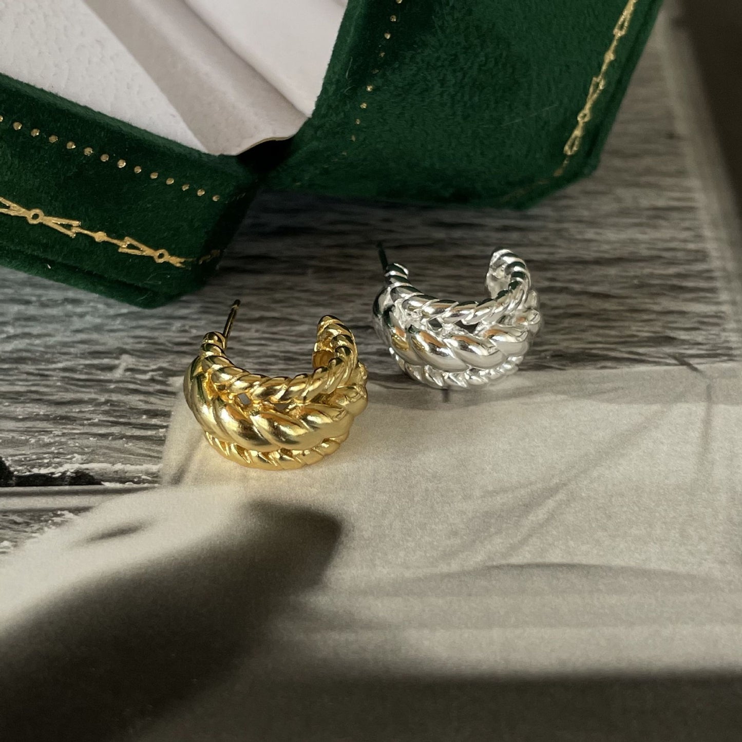 Orecchini a perno minimalisti coreani a forma di lettera in argento sterling con finitura placcata