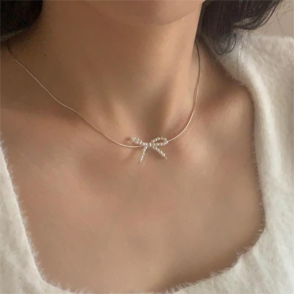 Collar Minimalista de Perlas con Lazo en Plata de Ley 925 con Baño de Oro sobre Cadena de Bolitas