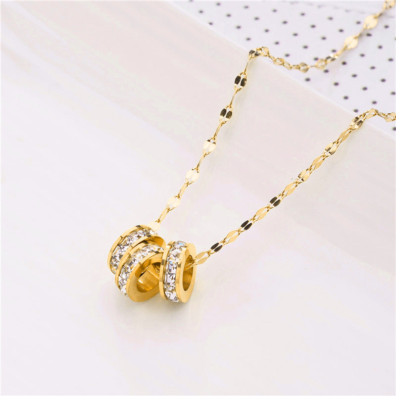 Collana Minimalista Geometrica in Acciaio Titanio con Tre Strass Verdi da Donna
