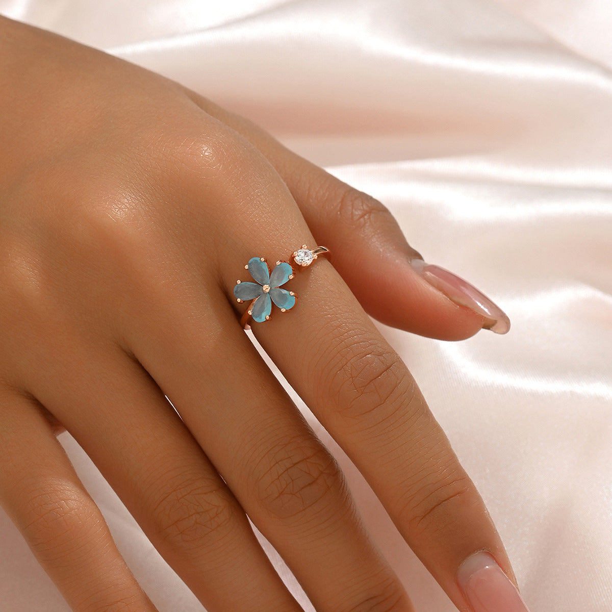 Dulce Anillo de Cobre Minimalista Floral con Incrustaciones de Circones y Banda Abierta Ajustable para Mujer