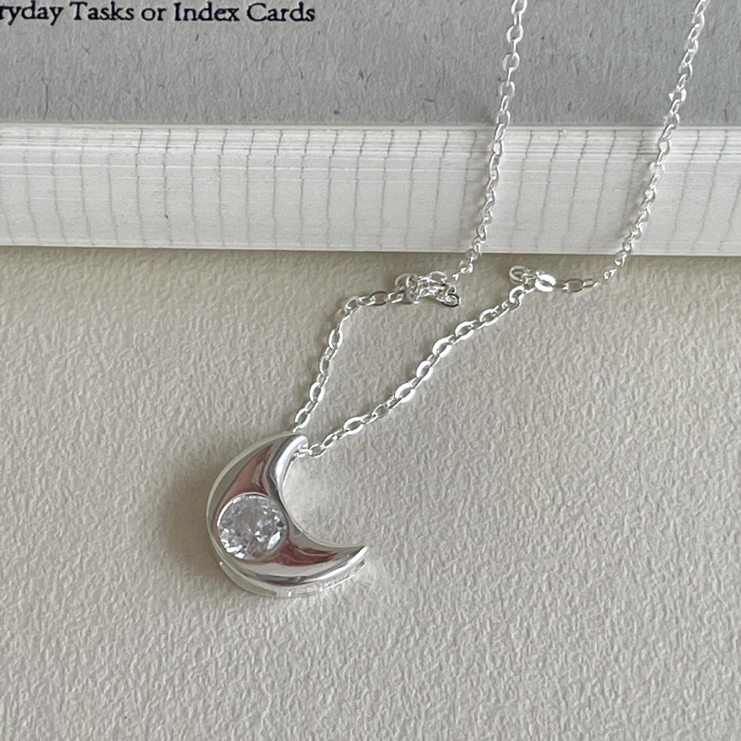 Collar Minimalista con Colgante de Luna de Plata de Ley 925 con Incrustaciones de Pedrería en Cadena de Eslabones