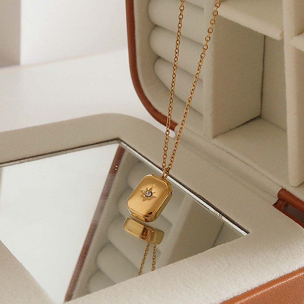 Collana con ciondolo quadrato a goccia tridimensionale a forma di ottagramma in stile francese romantico con gemma in acciaio al titanio con placcatura in oro per una ritenzione del colore a lungo termine