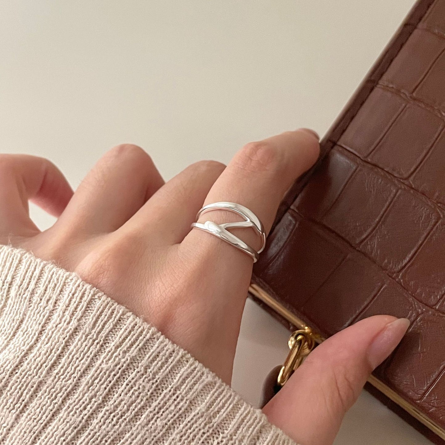 Anello da donna in argento sterling 925 con design geometrico e minimalista a linee