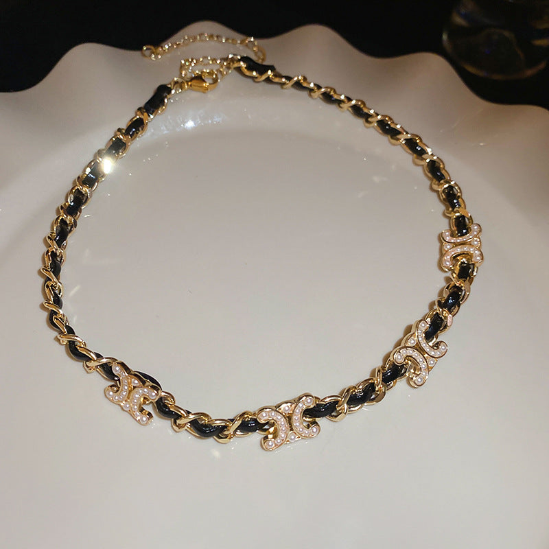 Set de collar con colgante de doble C de cuero trenzado para mujer con dije de aleación, cadena de medallón minimalista elegante, patrón floral, diseño circular geométrico, joyería de moda de lujo ligera