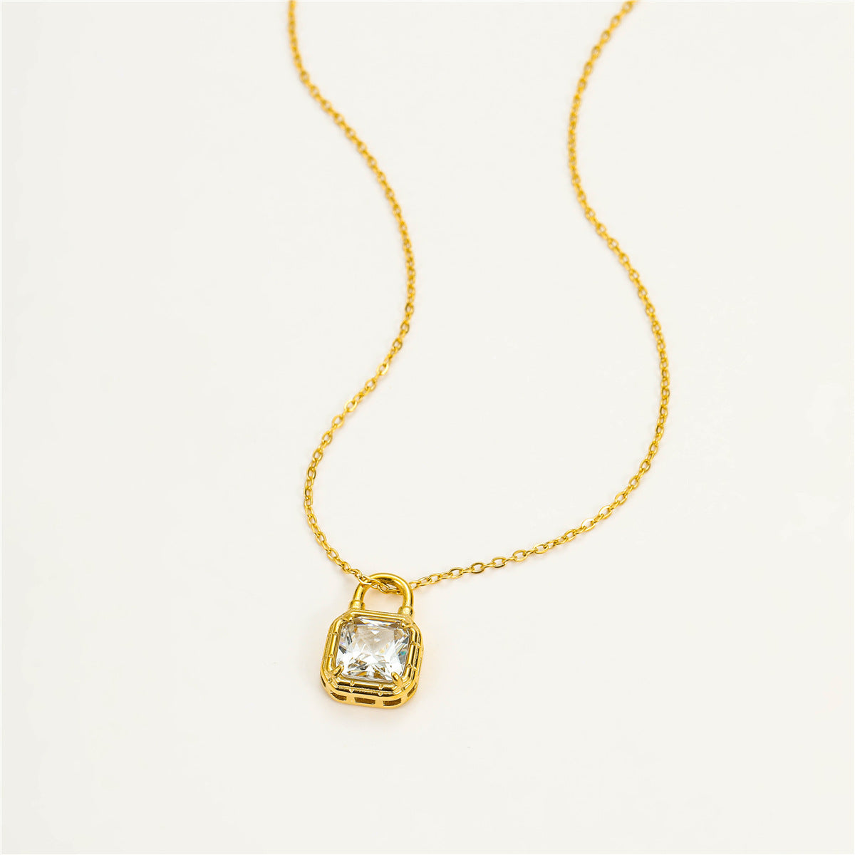 Elegante collar con colgante de circonita con forma de candado de acero inoxidable con chapado en oro de 18 quilates para mujer
