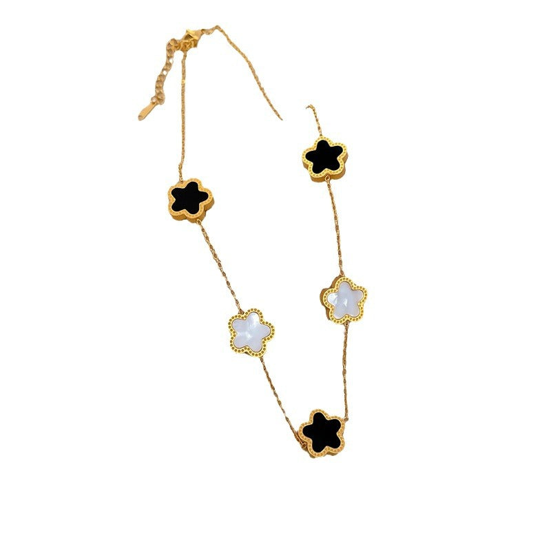 Collar Minimalista de Acero de Titanio con Colgante de Flor de Cinco Pétalos para Mujer con Acabado Chapado en Oro y Delicado Diseño de Cadena a la Clavícula