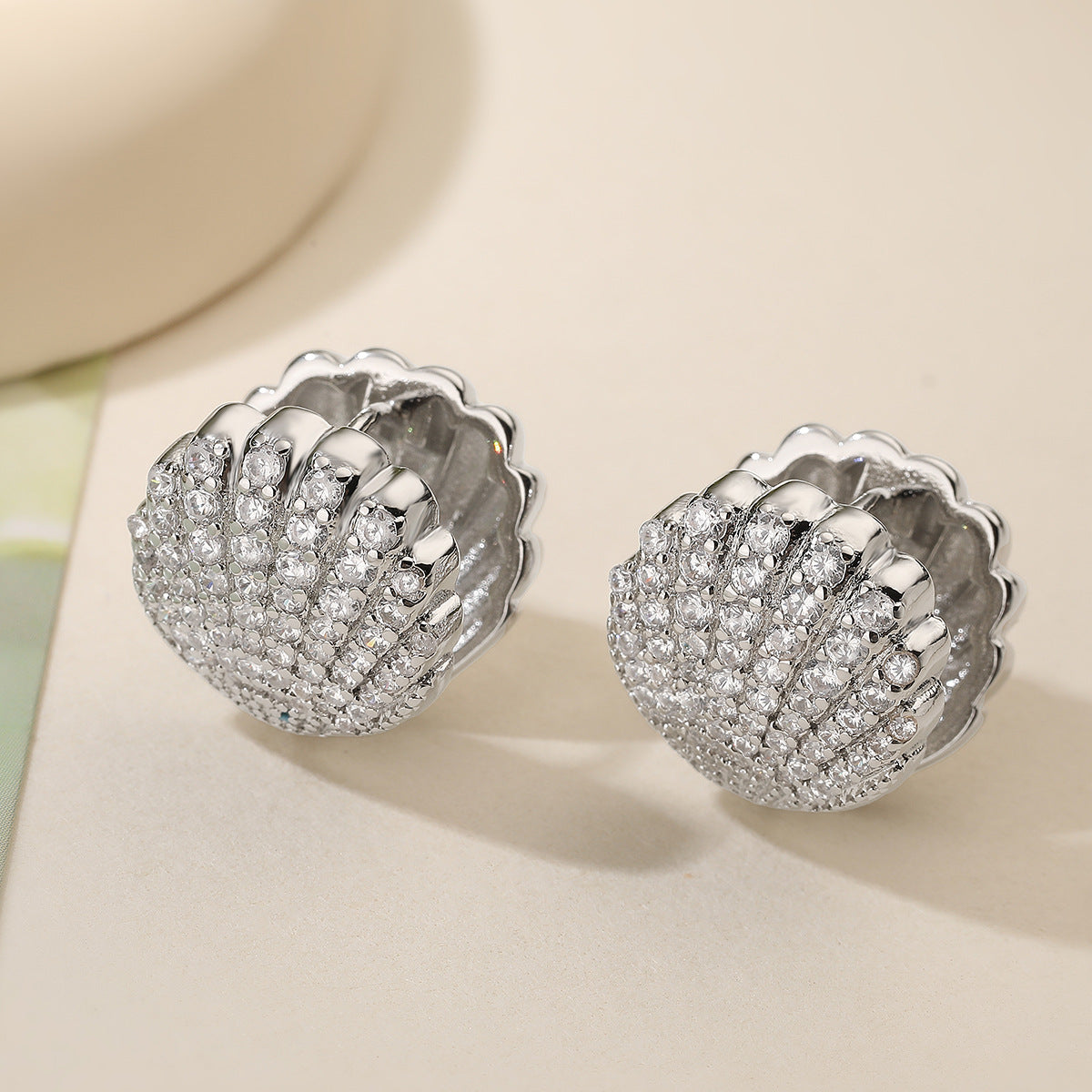 Pendientes Minimalistas de Cobre con Forma de Concha, Baño de Oro de 18K y Detalles de Circonita para Mujer