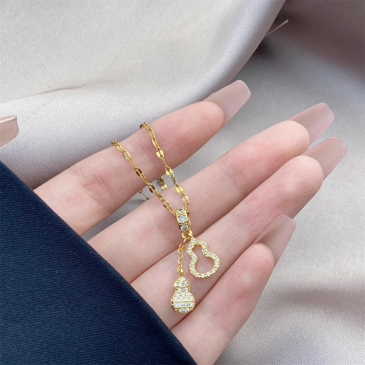 Collana a forma di zucca minimalista in acciaio al titanio, con ciondolo in rame placcato oro 18K e strass intarsiati
