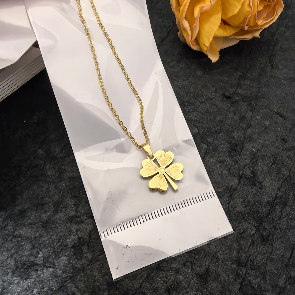 Collar con colgante de trébol de cuatro hojas minimalista para mujer en acero titanio con acabado láser y superficie chapada