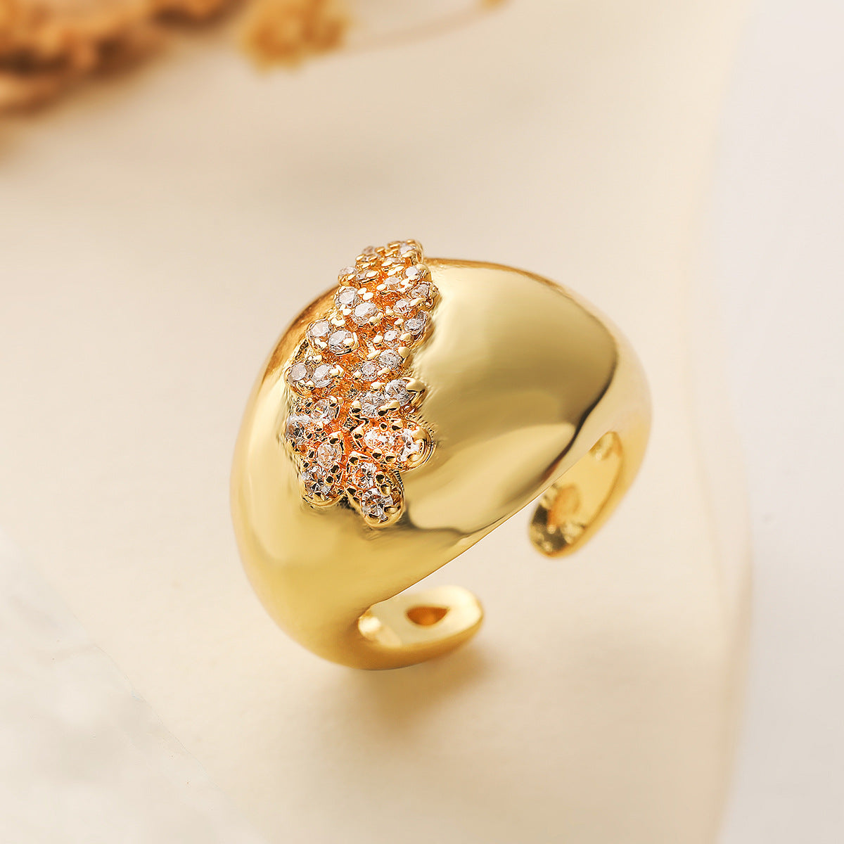 Anello aperto geometrico vintage da donna in ottone con zirconi micro-pavé