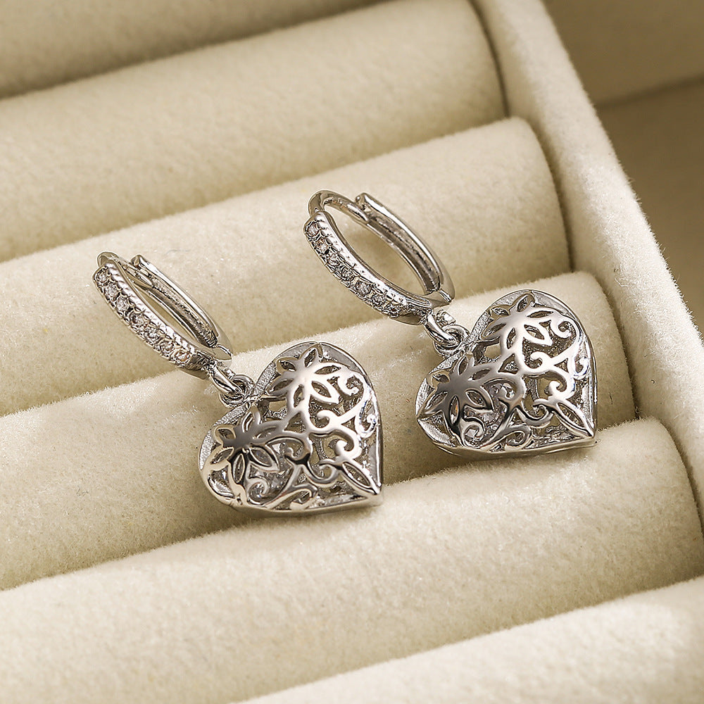 Orecchini da donna minimalisti in rame a forma di cuore traforato con placcatura in oro vero e accenti in zircone