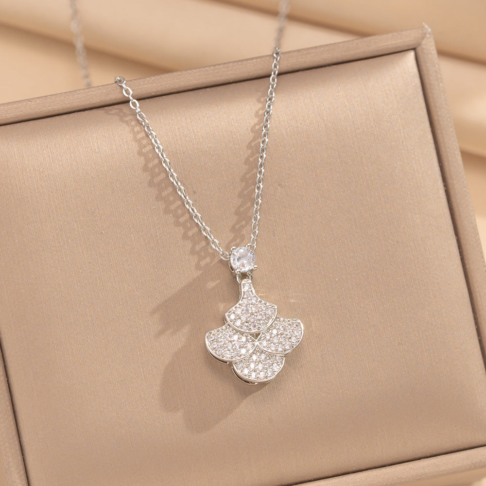 Collar de cobre con incrustaciones completas de circonitas y baño de oro real de 18 quilates para mujer, con diseño minimalista de lujo ligero en forma de abanico y falda