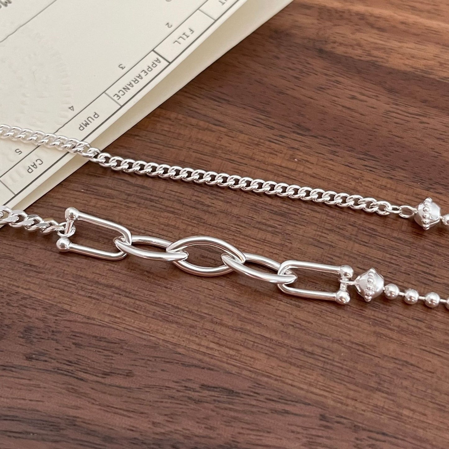 Collana con Pendente Geometrico in Argento Sterling 925 con Catena Intrecciata e Perle Lucide