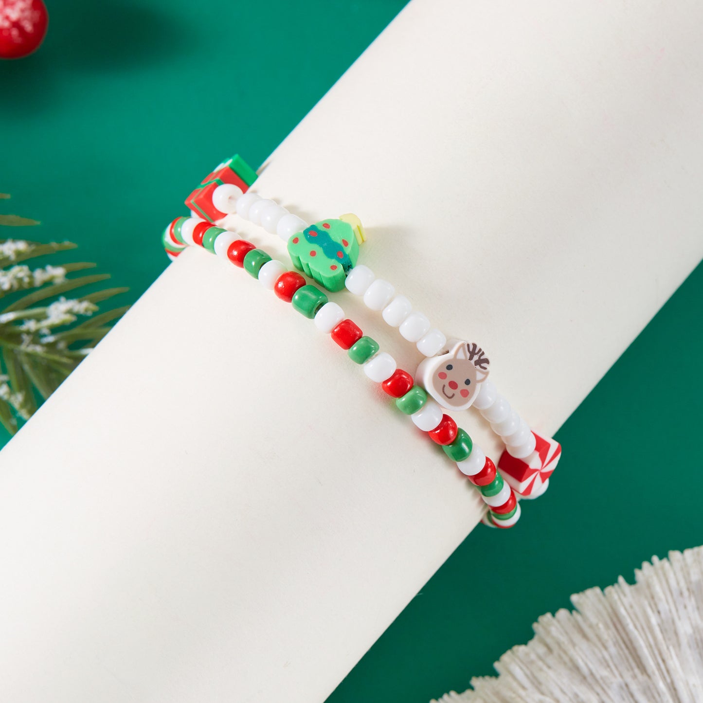 Set di Braccialetti di Natale Fatti a Mano con Perline e Personaggi dei Cartoni Animati per Donna, con Accenti in Cristallo, Vetro, Argilla Polimerica e Lega, e Motivi Festivi a Renna e Campanella