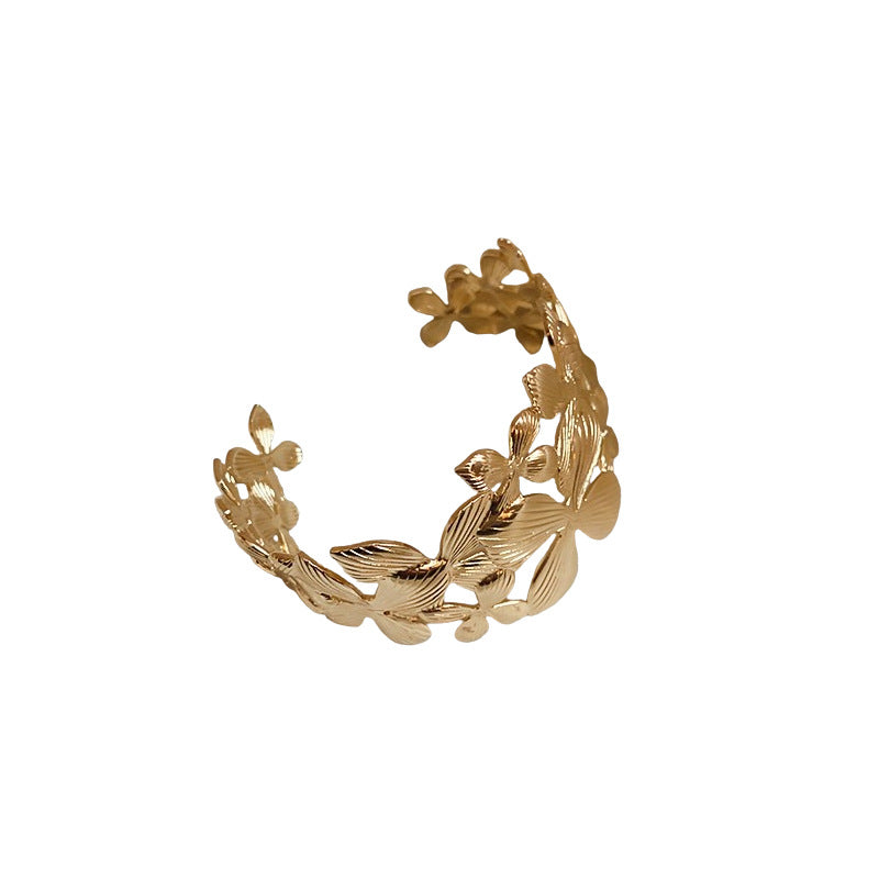 Elegante pulsera de banda ancha calada con forma de flor para mujer con acabado metálico chapado, estilo de oficina a la moda