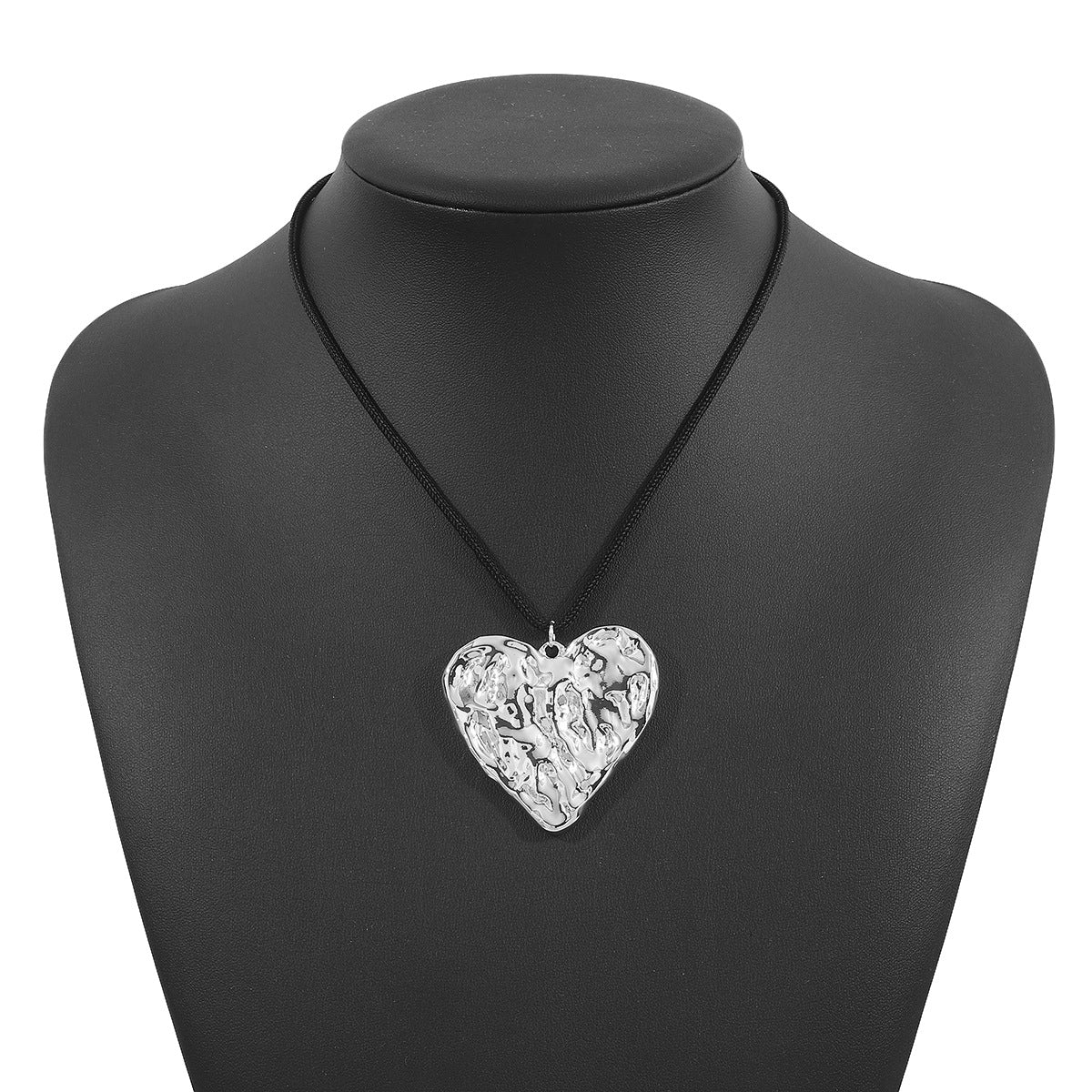 Minimalist Wrinkled Heart Pendant Necklace for Women Alloy Electroplated Adjustable Choker with Geometric Accent