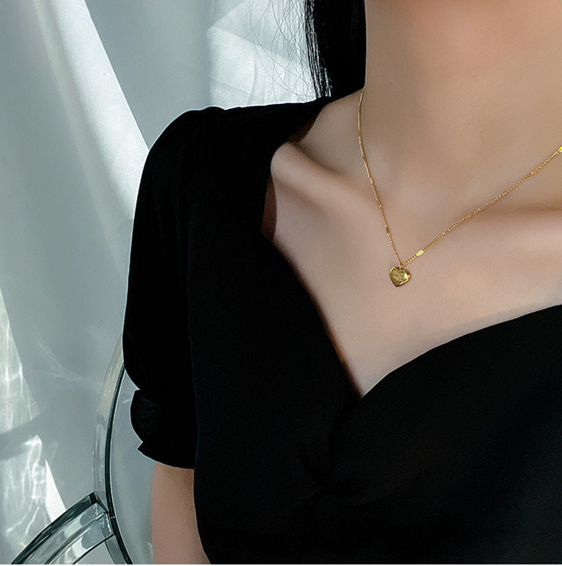 Collar con dije de corazón y carta de amor minimalista para mujer en acero de titanio con acabado chapado