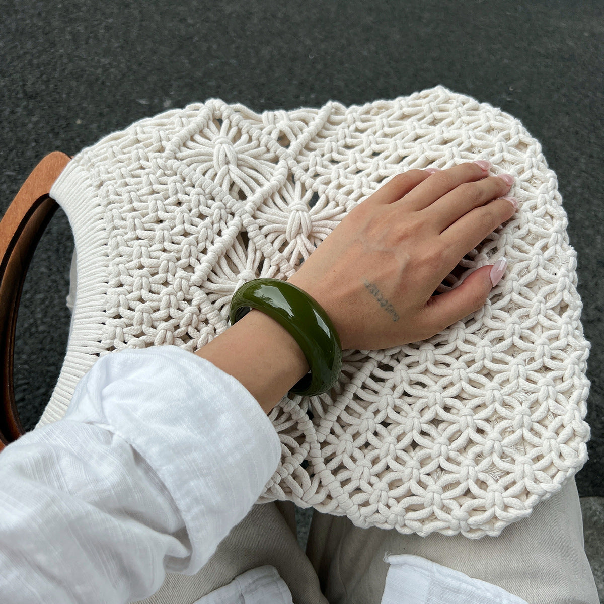Bracciale a cerchio da donna, aperto, ampio, geometrico minimalista a forma di C con finitura in resina lucida