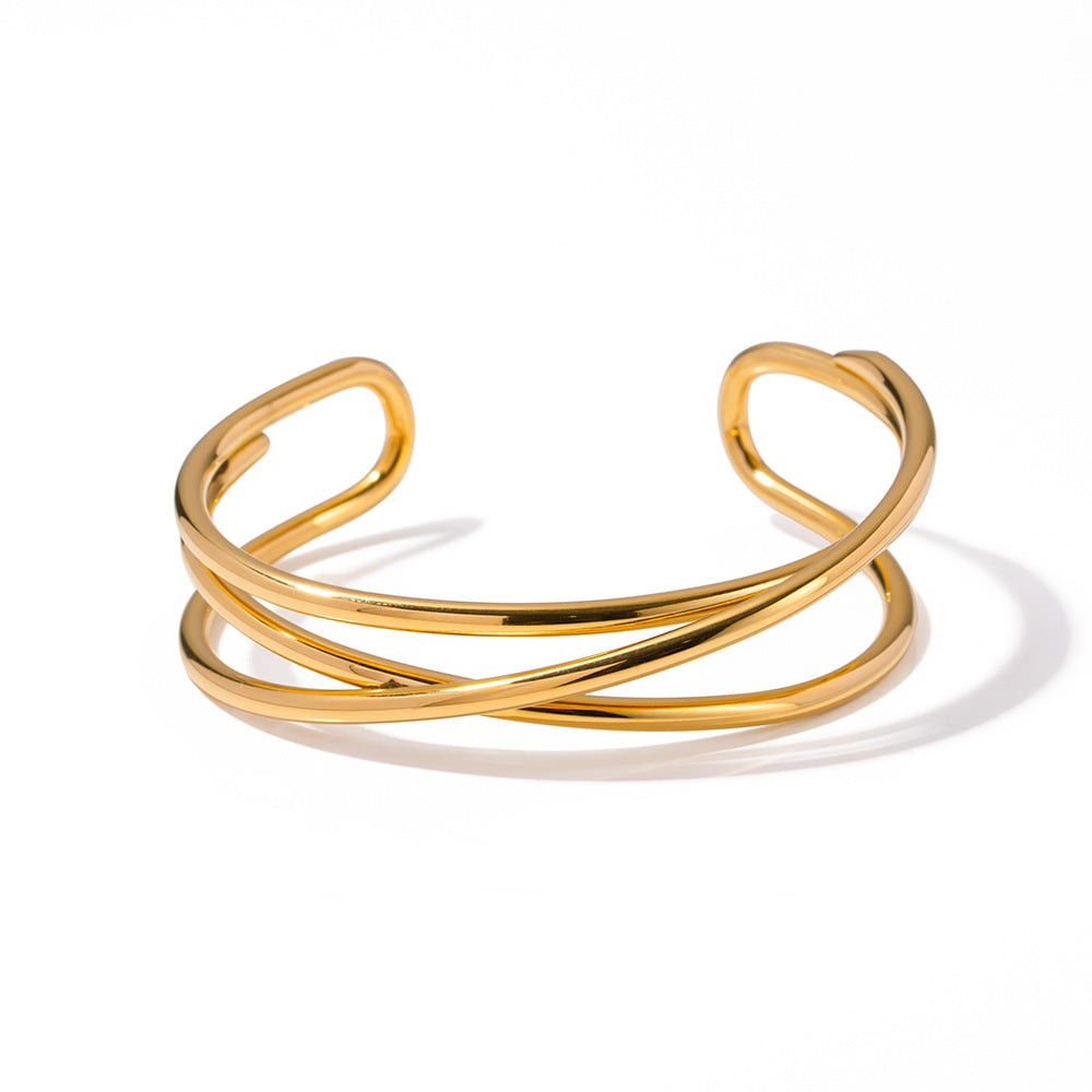 Pulsera de acero titanio con textura geométrica estilo INS para mujer, con baño de oro de 18K y diseño de brazalete abierto.